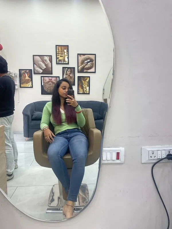 S&C Salon (Strawberries and Cigarettes)