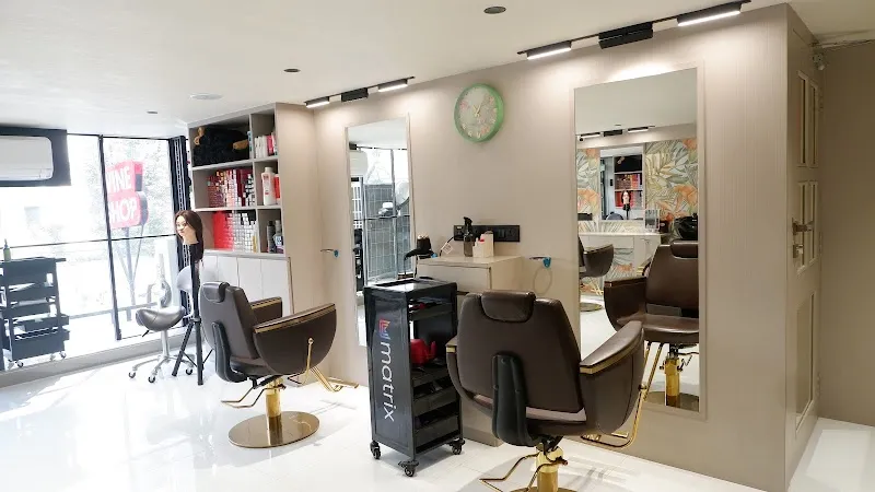 Blush unisex salon