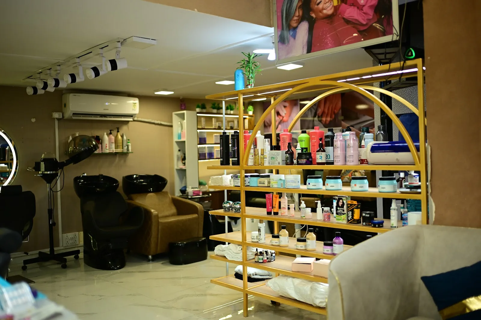 Glow Up Unisex Salon