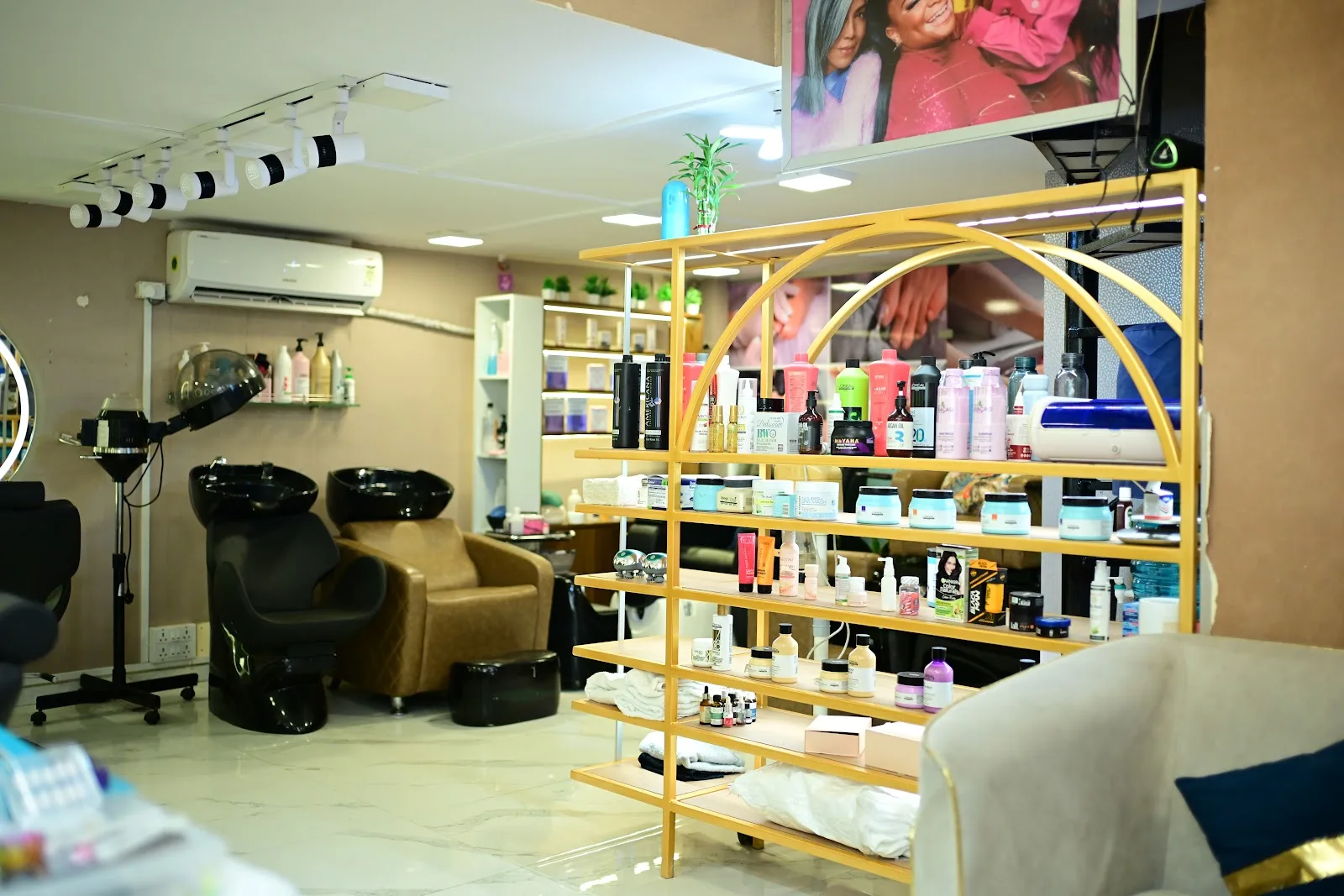 Glow Up Unisex Salon
