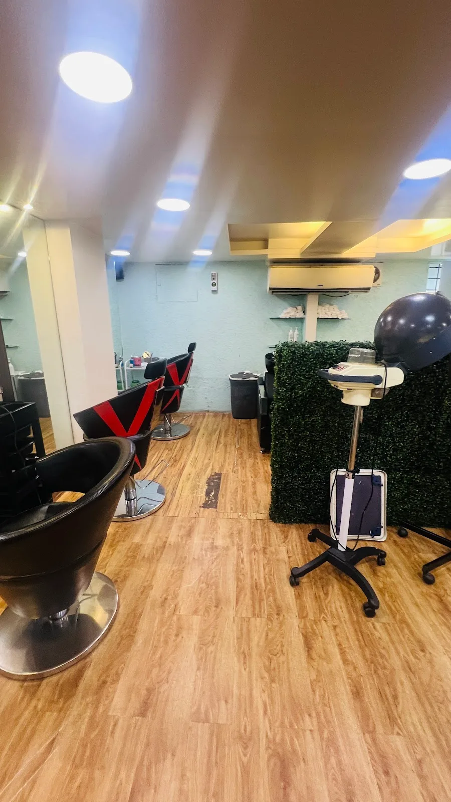 Niks International Salon, FC Road Branch