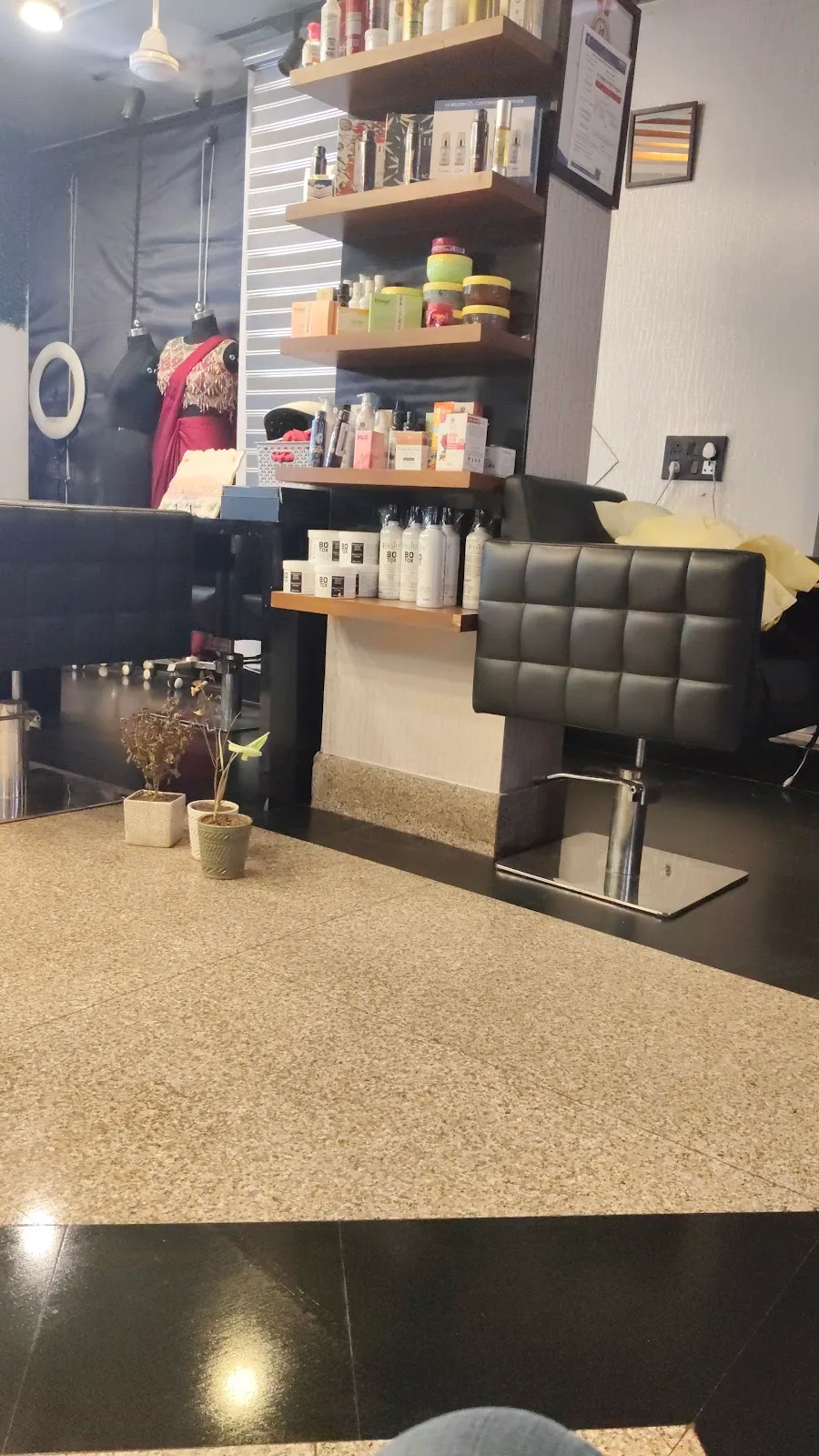 Cut N Looks Unisex Salon|| Best Salon in Ramphal Chowk || Best Makeup Studio in Dwarka||