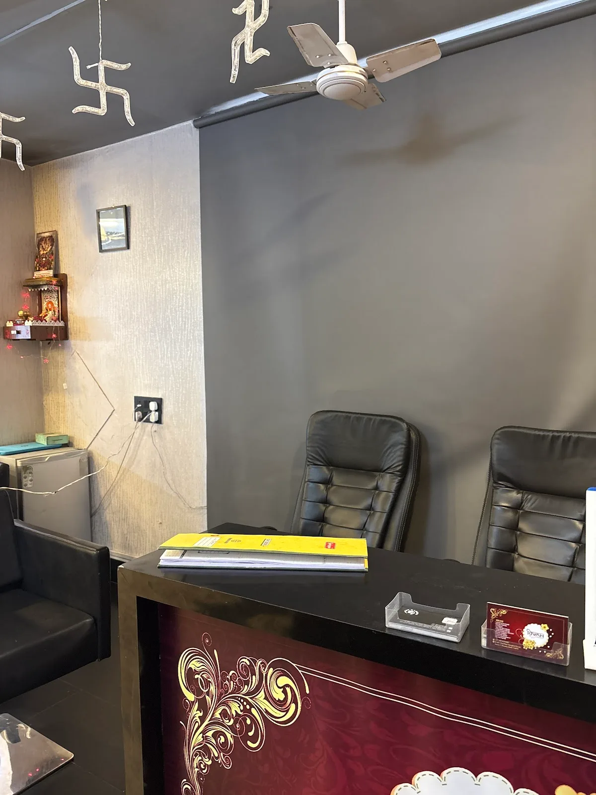 Cut N Looks Unisex Salon|| Best Salon in Ramphal Chowk || Best Makeup Studio in Dwarka||