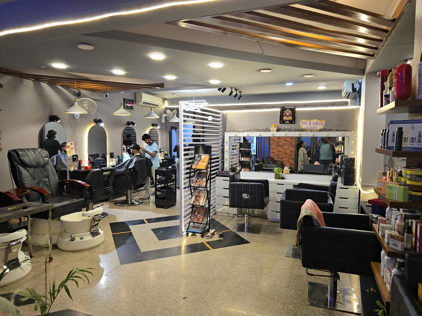 Cut N Looks Unisex Salon|| Best Salon in Ramphal Chowk || Best Makeup Studio in Dwarka||