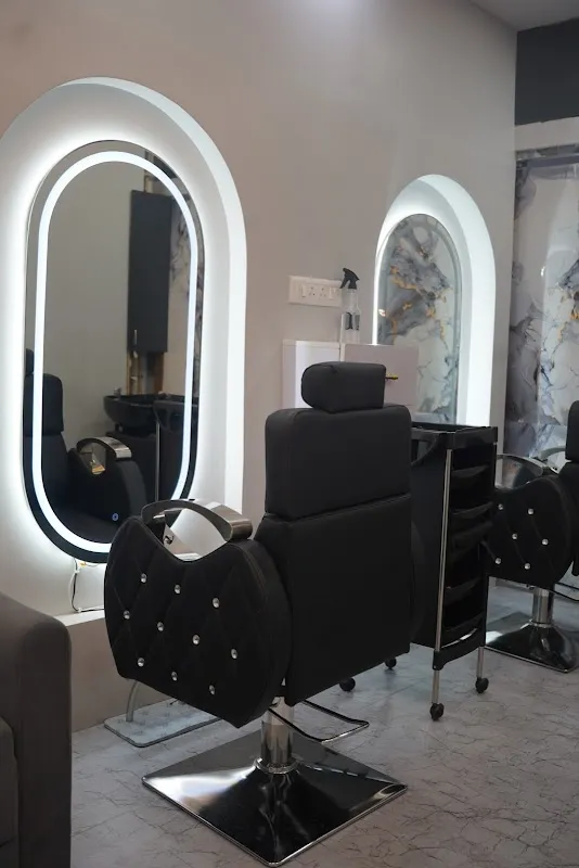THE BEAUTY LOUNGE