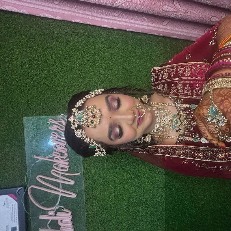 Manshali Beauty salon (certified from Lakme academy)