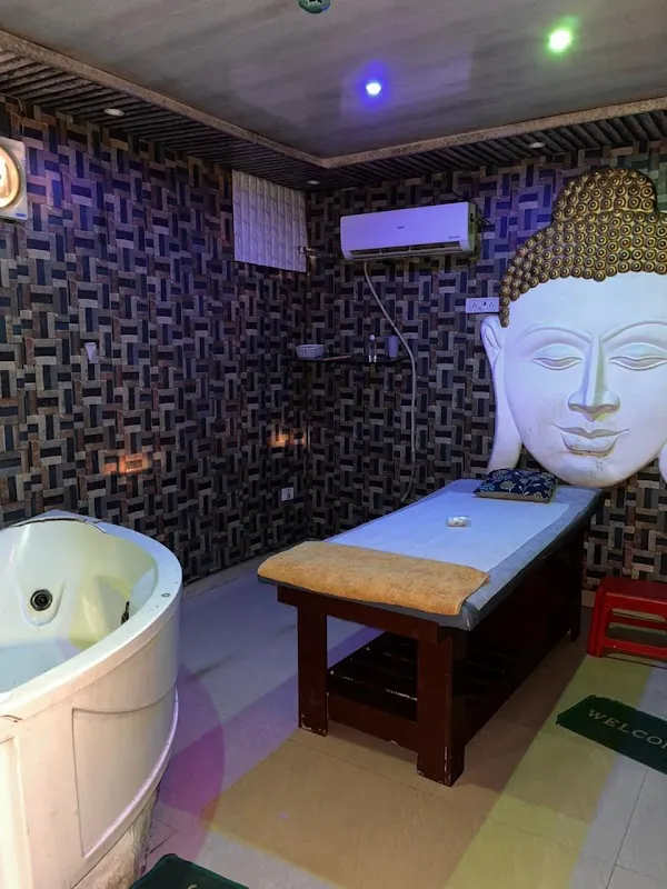 V luxury spa ashok vihar