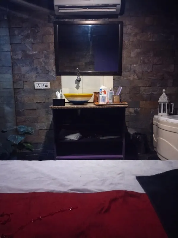 V luxury spa ashok vihar