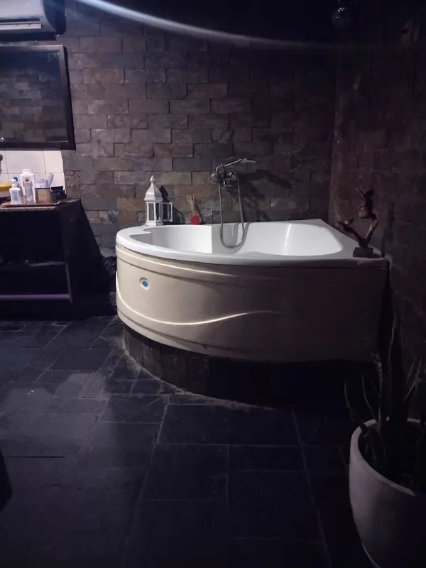 V luxury spa ashok vihar