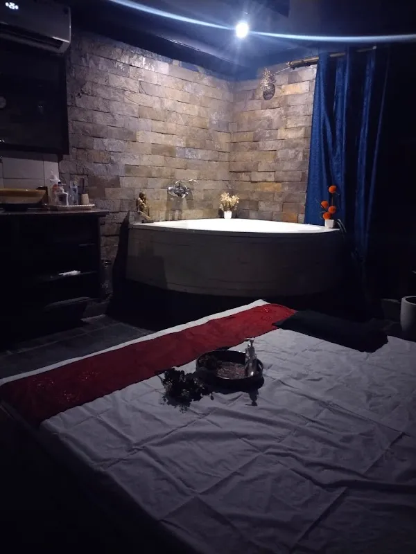 V luxury spa ashok vihar