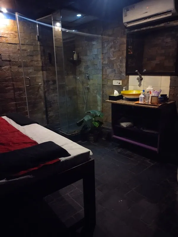 V luxury spa ashok vihar