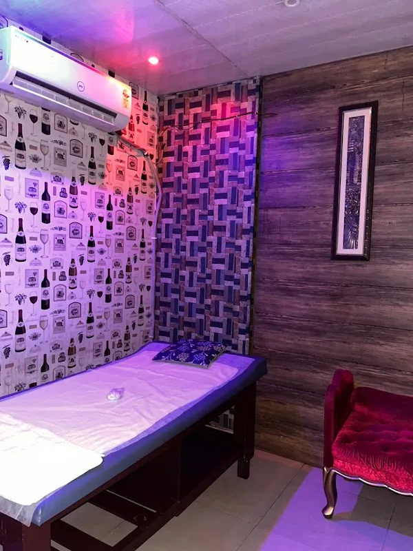 V luxury spa ashok vihar
