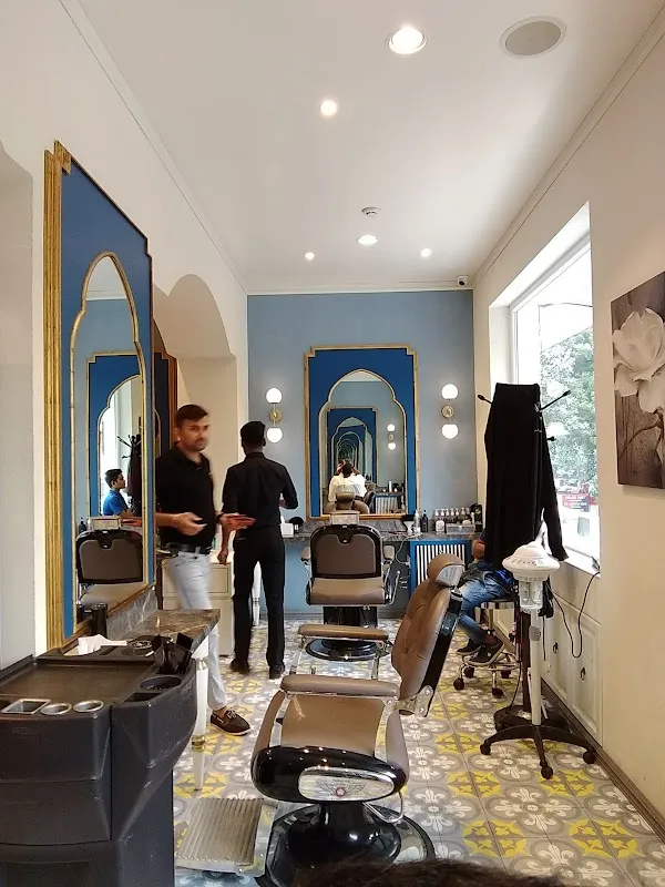 Looks Salon, Khan market