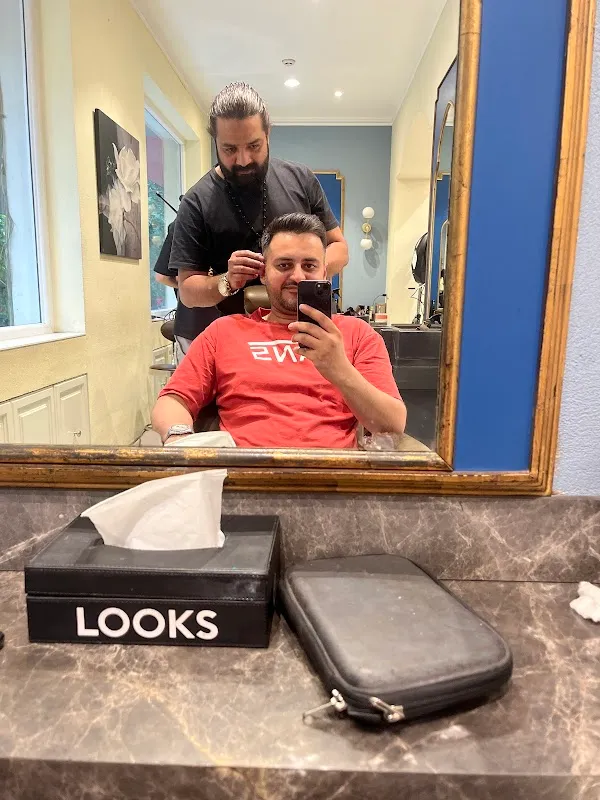 Looks Salon, Khan market