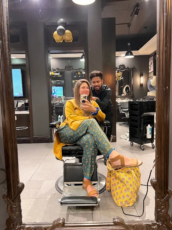 Looks Salon, Khan market