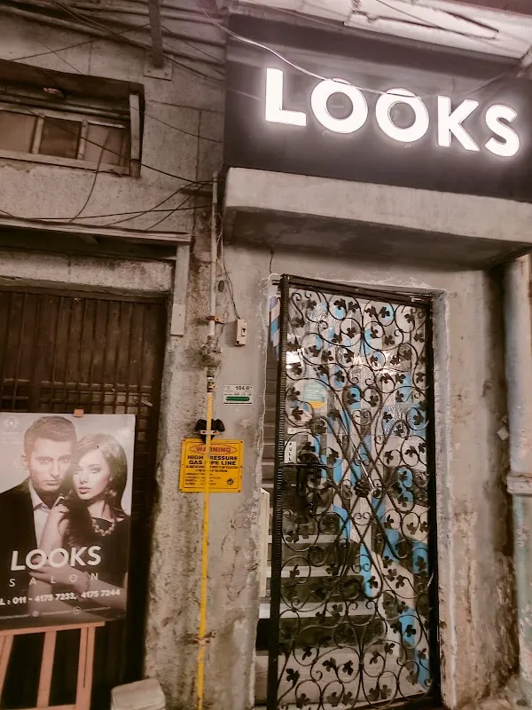 Looks Salon, Khan market