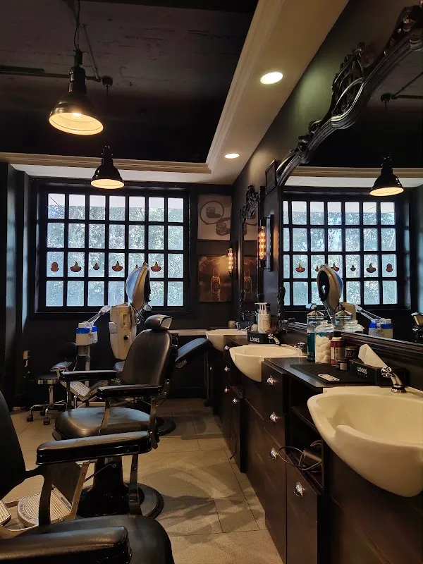 Looks Salon, Khan market