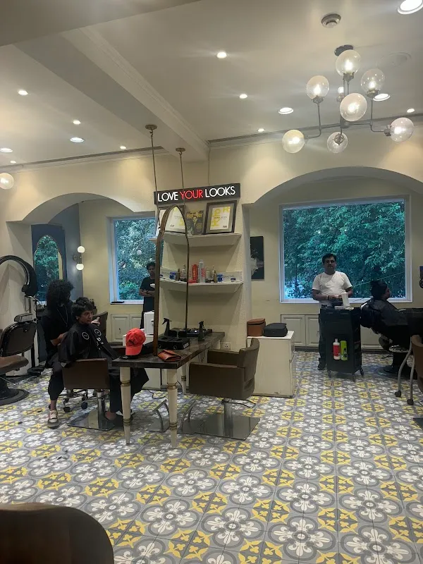 Looks Salon, Khan market