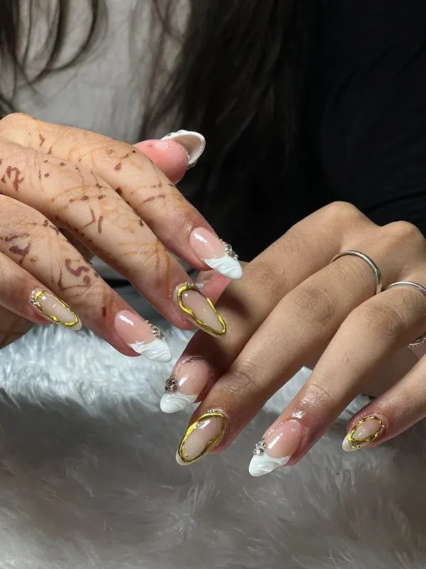 Srishti's Salon & Academy | Makeup artist in mulund | Nail art in mulund | Hairdresser in Mulund | beauty salon in Mulund