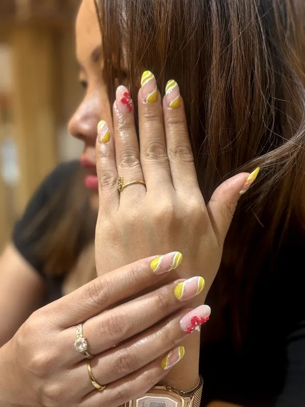 U Looks Unisex Luxury Salon