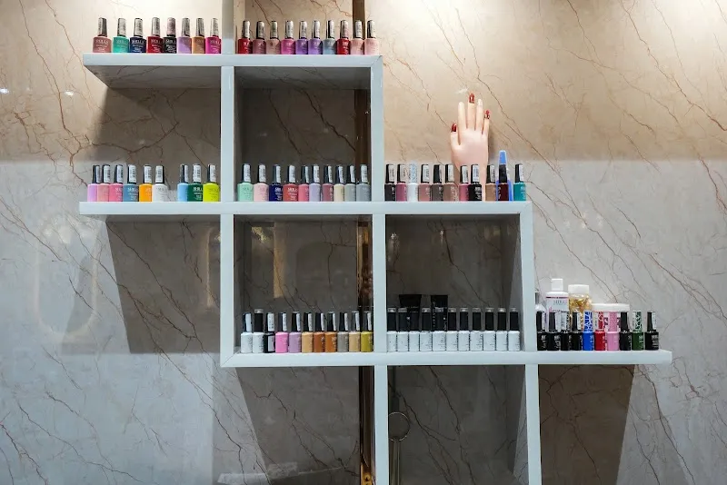 U Looks Unisex Luxury Salon
