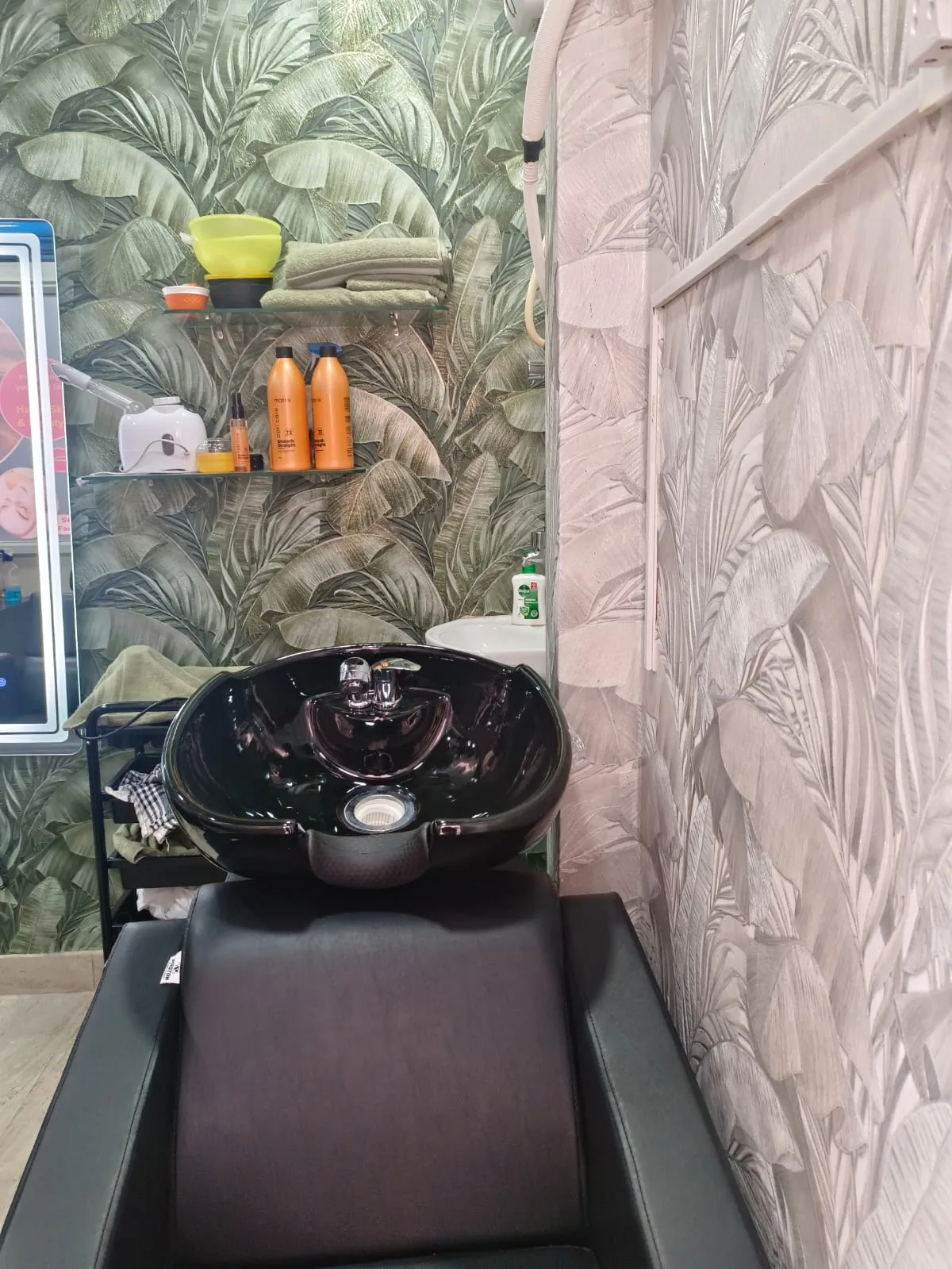 HONEYS BEAUTY & MAKE UP STUDIO