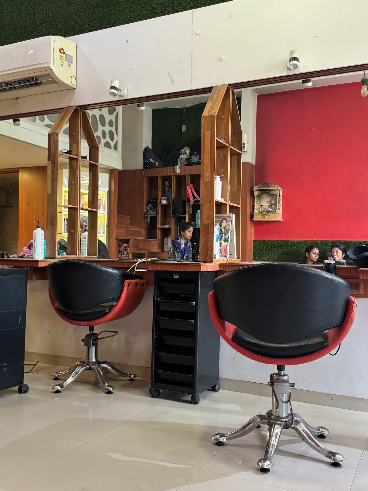 Blush & Blow Salon - Ladies Only
