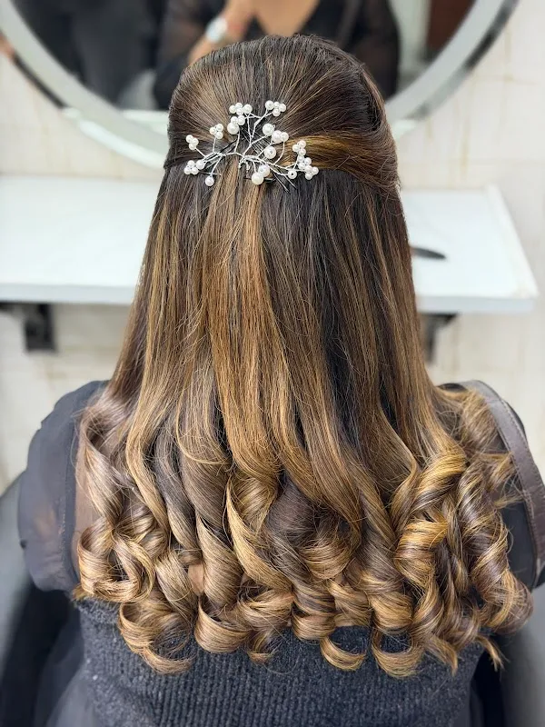Saloni Studio unisex salon