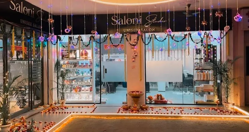 Saloni Studio unisex salon