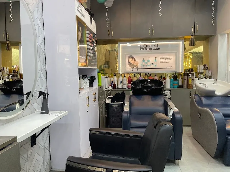 Saloni Studio unisex salon