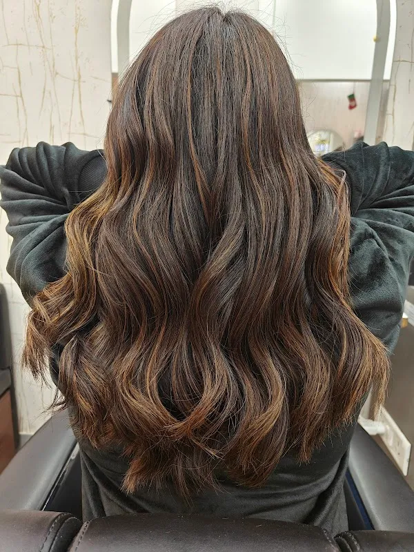 Saloni Studio unisex salon