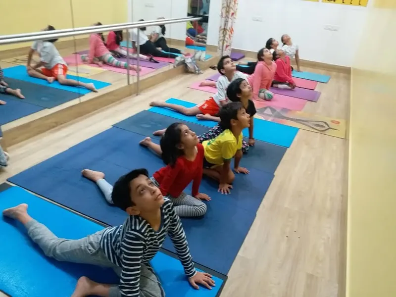 ROLLY'S YOGA