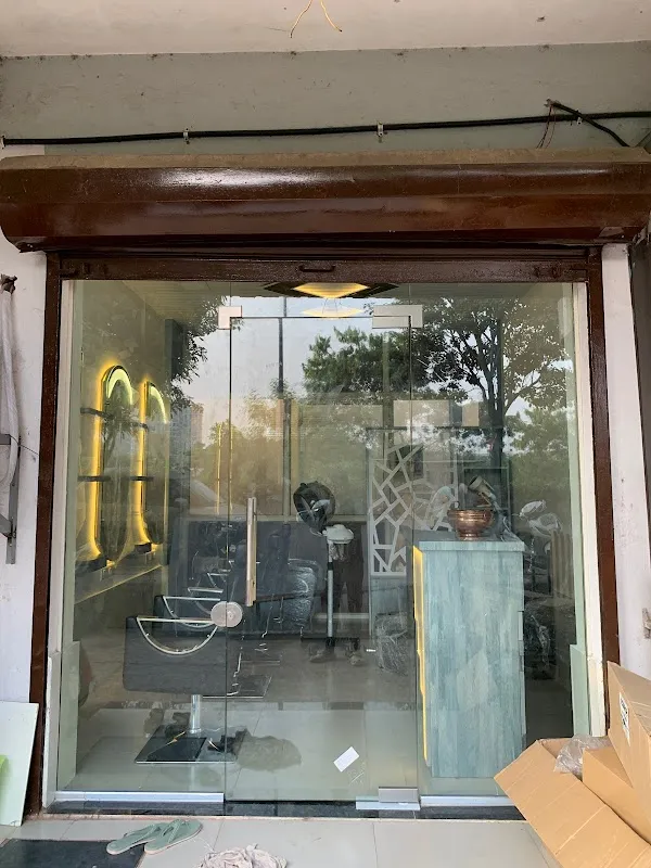 V square Salon