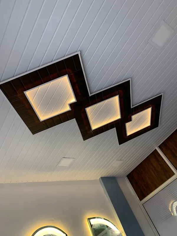 V square Salon