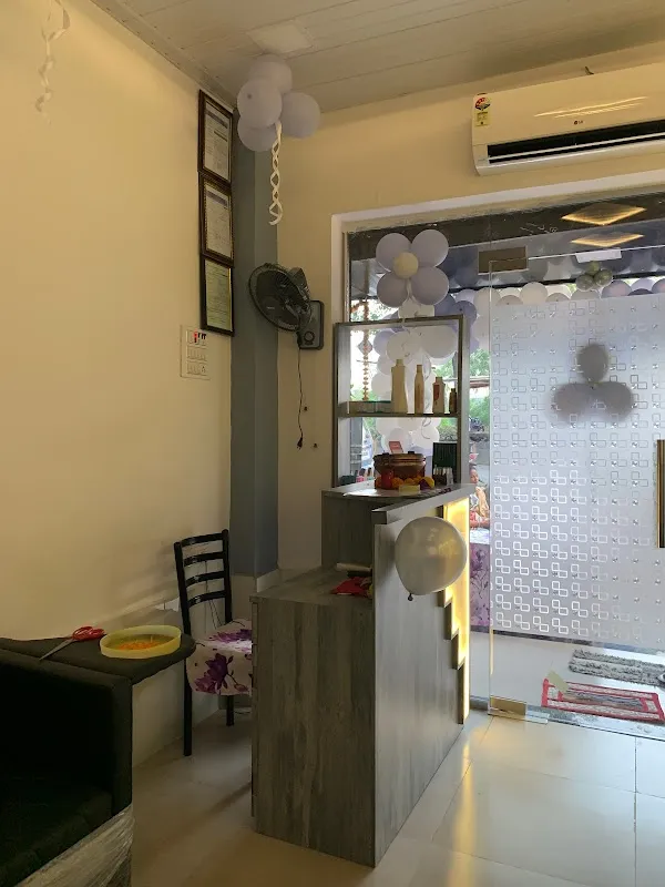 V square Salon