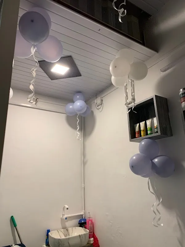 V square Salon