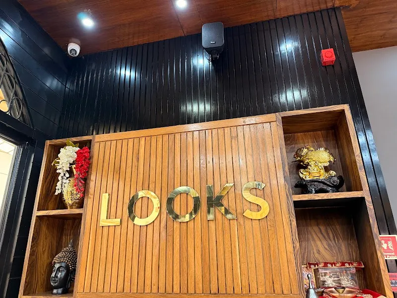 Looks Salon Palassio