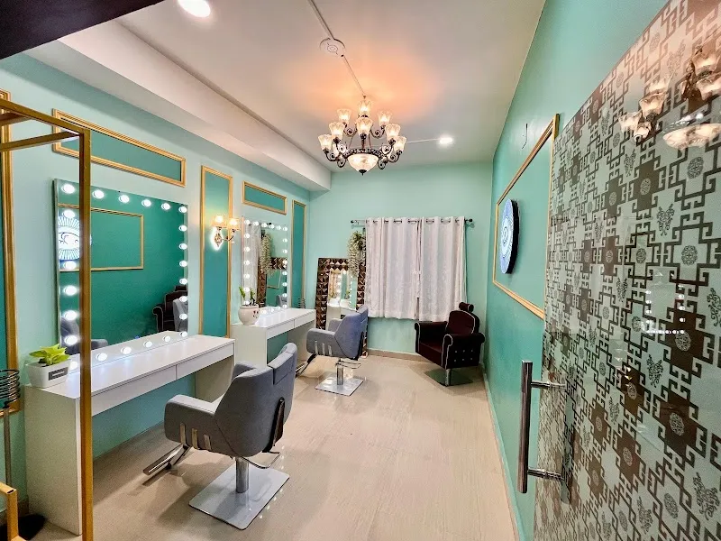 Mirrors by Sushree : Unisex Salon