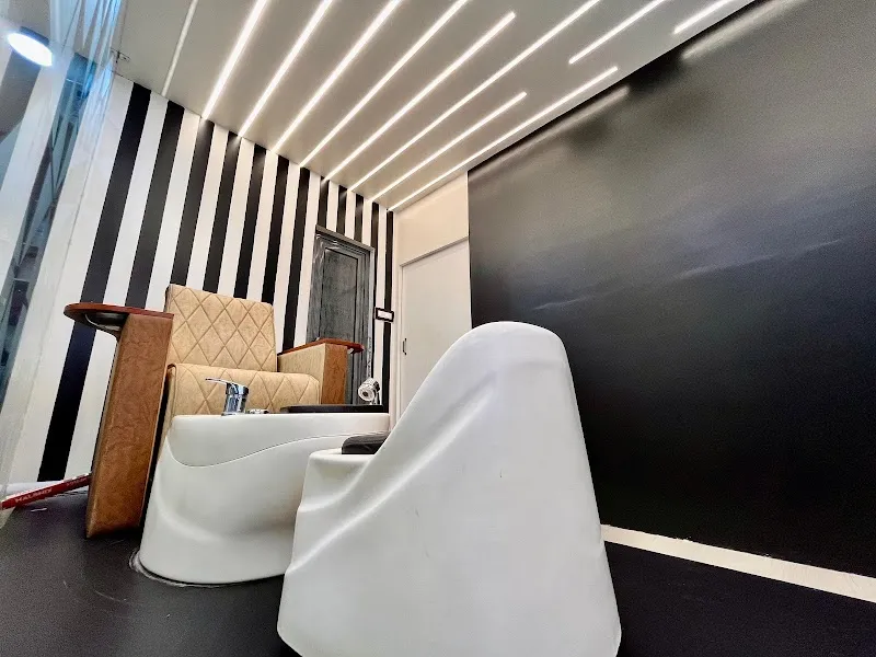 Mirrors by Sushree : Unisex Salon