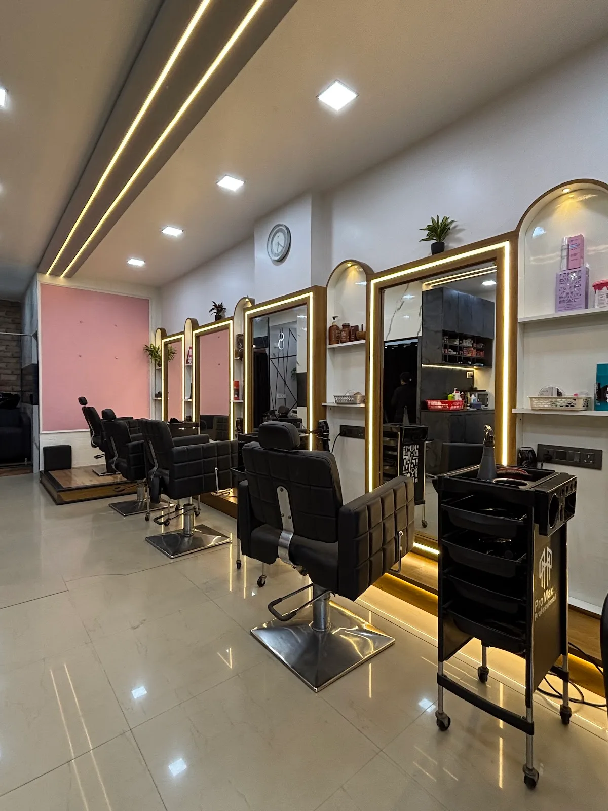 Looks Beauty Hair Studio