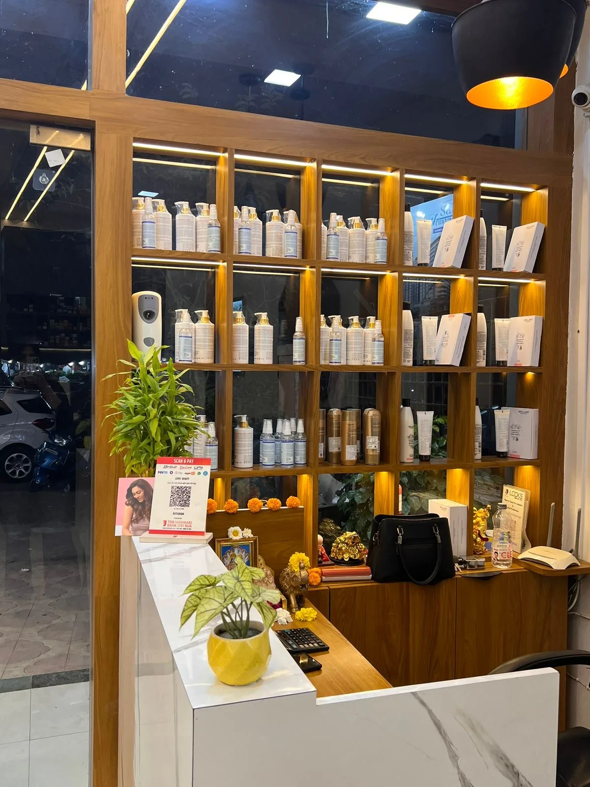 Looks Beauty Hair Studio