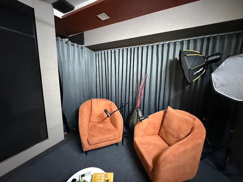 Studio D Square