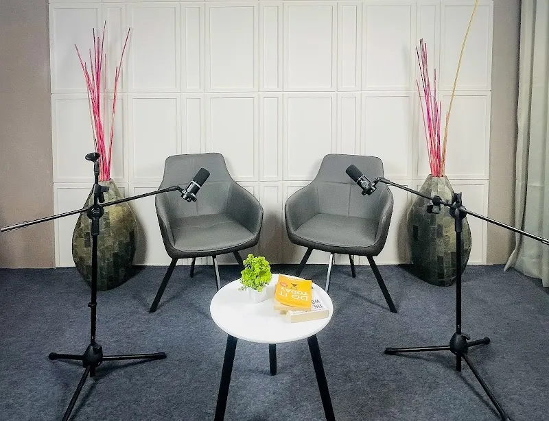 Studio D Square