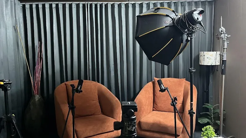Studio D Square
