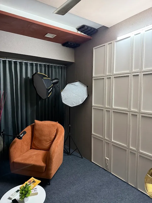 Studio D Square