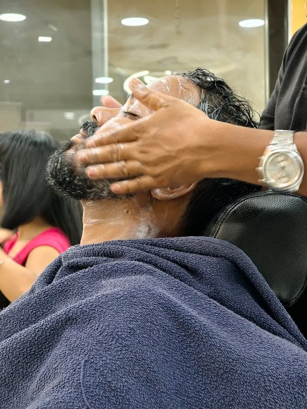 Elanora Unisex Salon