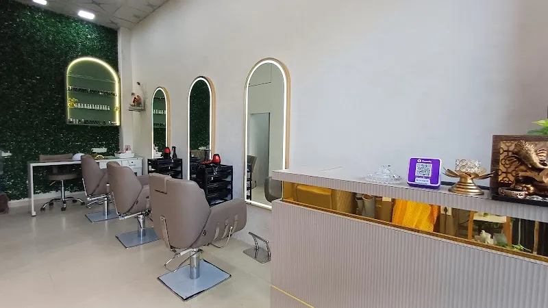 Blush & Shine | Beauty Salon in Balkum | Nail salon | Makeup Artist | Hairdresser in Thane