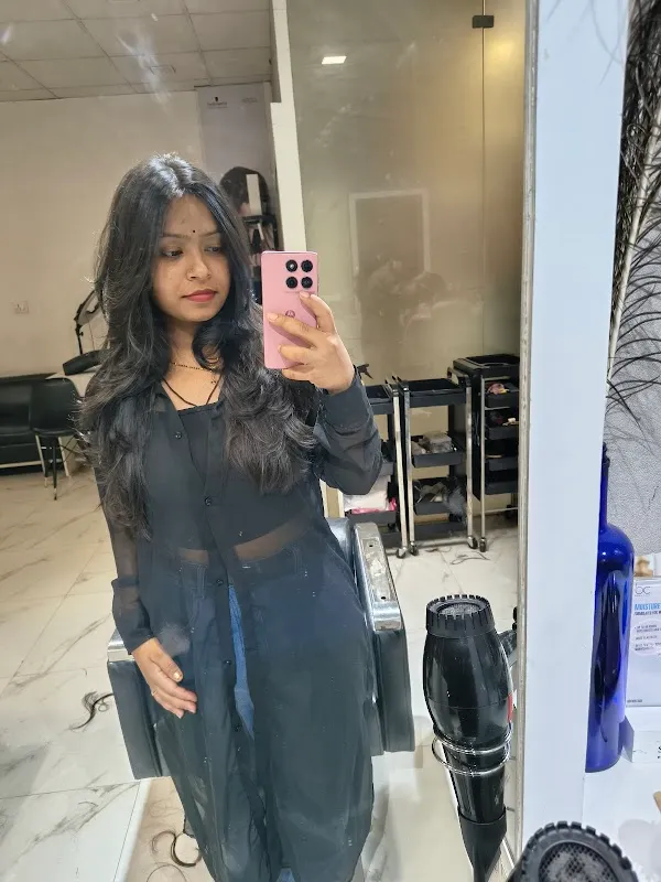 OSHNIC UNISEX SALON AND ACADEMY