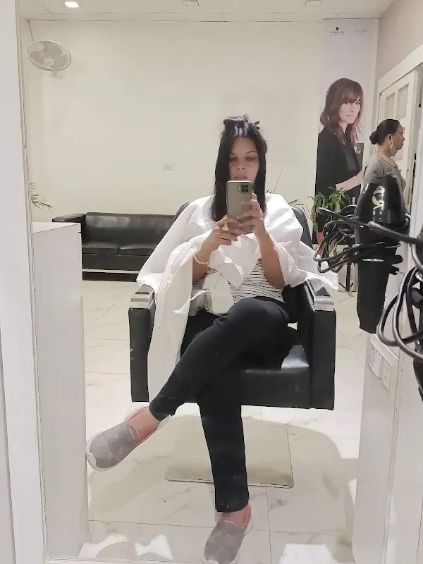 OSHNIC UNISEX SALON AND ACADEMY