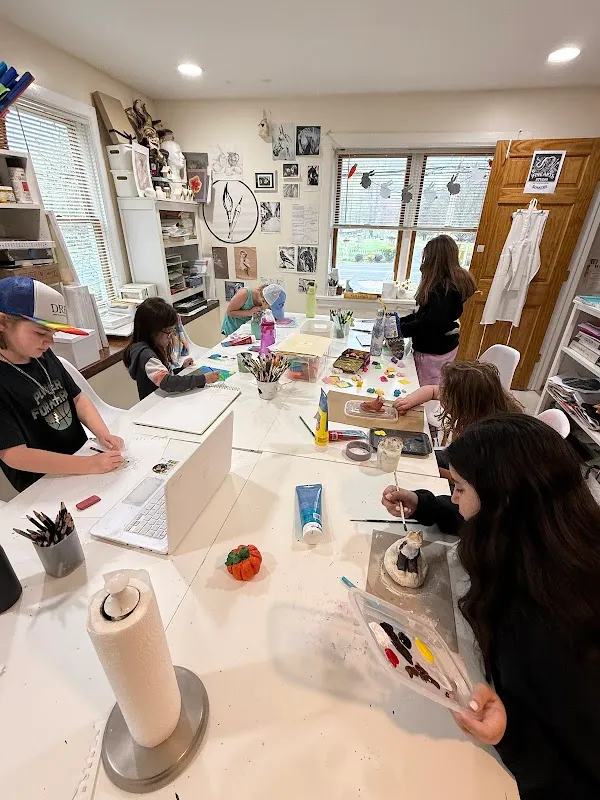 THE FINE ARTS STUDIO True Colors Universe Inc.